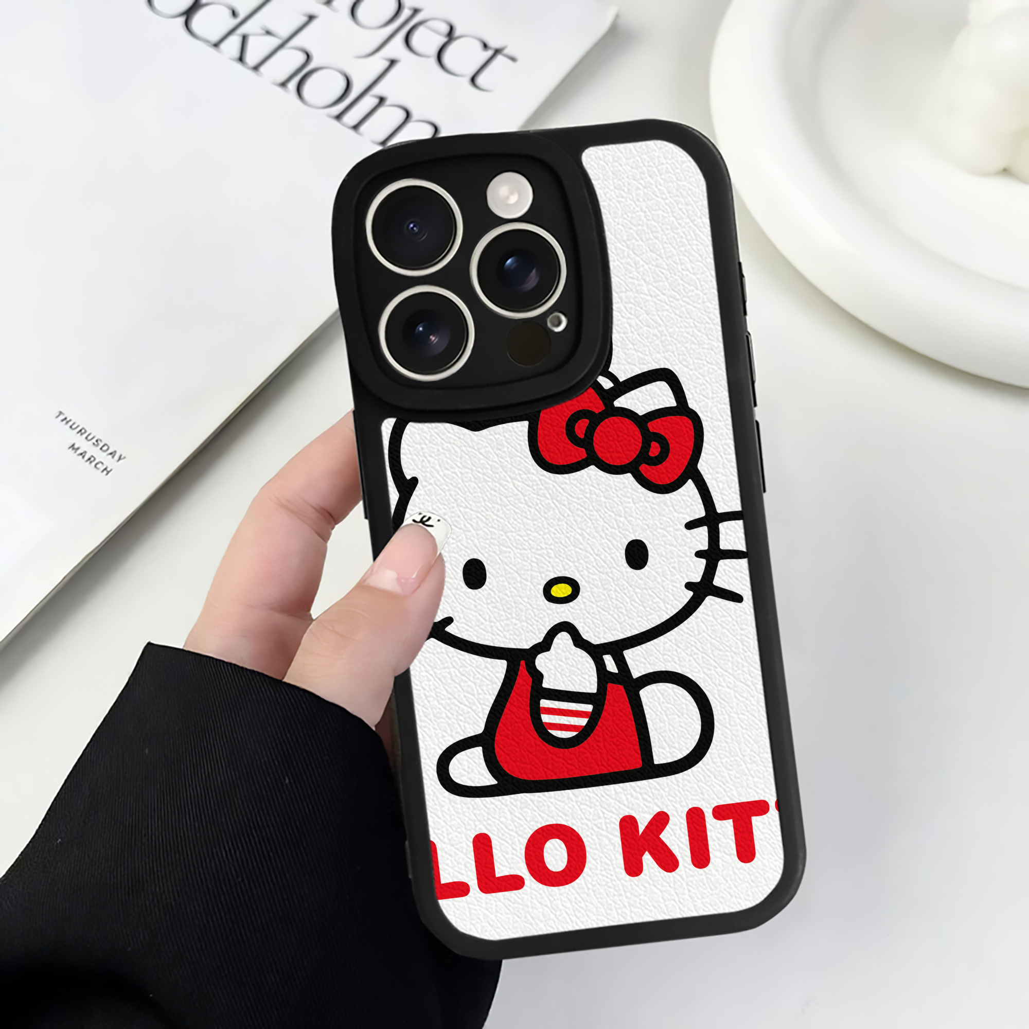 （画像用） Hello Kitty ハローキティ 【iPhone 16シリーズ対応】シリコンスマホケース（レザー調） 材質：シリコン